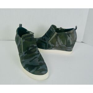 SUSINA WOMENS GREEN & GRAY CAMO WEDGE SLIP-ON SNEAKERS. SIZE 9.5